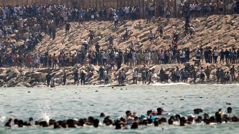 Η Ισπανία υπολογίζει σε 49.000 τους μετανάστες στη Θέουτα – Αυξάνεται η ανησυχία στην Ευρώπη