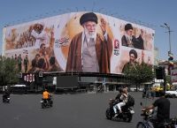 ΗΠΑ: Νέα πλήγματα στο Ιράν μετά τις επιθέσεις σε πλοία στα Στενά του Ορμούζ