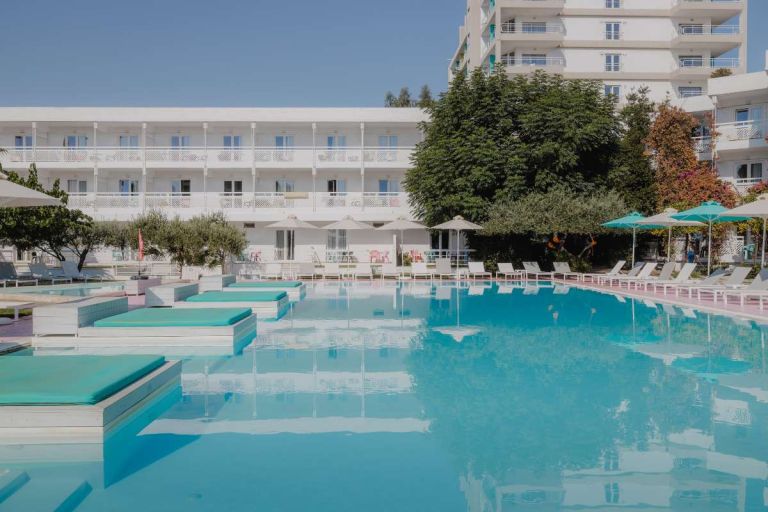 Το Marathon Beach Resort εντάσσεται στο χαρτοφυλάκιο της Brown Hotels