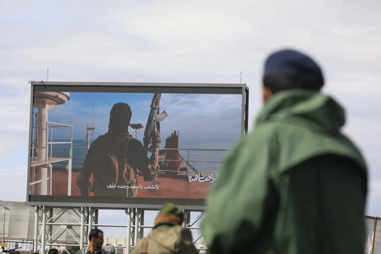 Ερυθρά Θάλασσα: Πώς οι επιθέσεις των Χούθι αλλάζουν τον παγκόσμιο χάρτη μεταφοράς πετρελαίου
