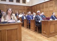 Ένταση στην Επιτροπή Θεσμών: «Δεν είναι ώρα για γλυκά» – Η αντίδραση Κωνσταντοπούλου στο κέρασμα Ξανθόπουλου