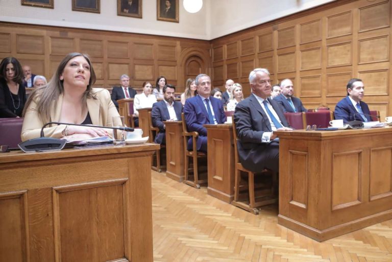 Ένταση στην Επιτροπή Θεσμών: «Δεν είναι ώρα για γλυκά» – Η αντίδραση Κωνσταντοπούλου στο κέρασμα Ξανθόπουλου