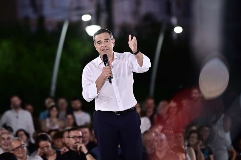 Τσίπρας για Άδωνι: «Μήνυση δεν θα του κάνω… θα του στείλω λουλούδια» [vid]