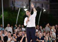 Τσίπρας: Επιστροφή με συνθήματα, επιθέσεις και βλέμμα στην εξουσία – «Σε 40 μέρες κοιτάμε τη ΝΔ στα μάτια»