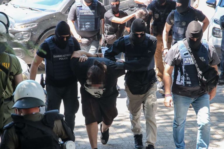 Στον εισαγγελέα υπό δρακόντεια μέτρα ασφαλείας οι συλληφθέντες για τη δολοφονία της Βάγιας Νέστορα