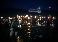 Συγκίνηση στην επέτειο της τραγωδίας στο Μάτι: Τοποθέτησαν φαναράκια της θάλασσας