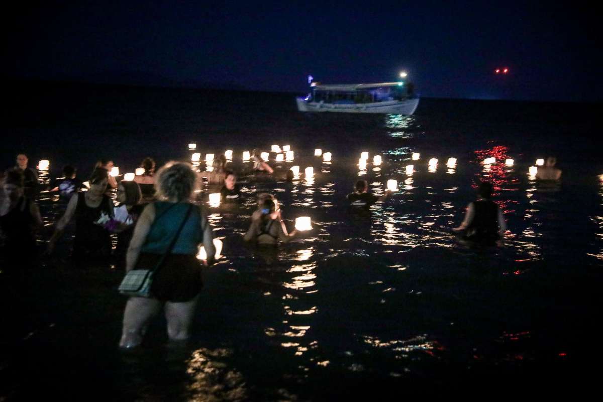 Συγκίνηση στην επέτειο της τραγωδίας στο Μάτι: Τοποθέτησαν φαναράκια της θάλασσας