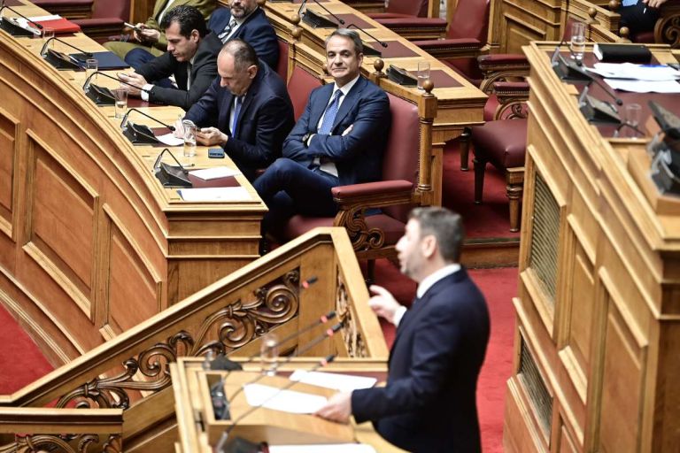 Ανδρουλάκης κατά Μητσοτάκη: «Μας οδηγείτε στο απόλυτο σκοτάδι της διαφθοράς»