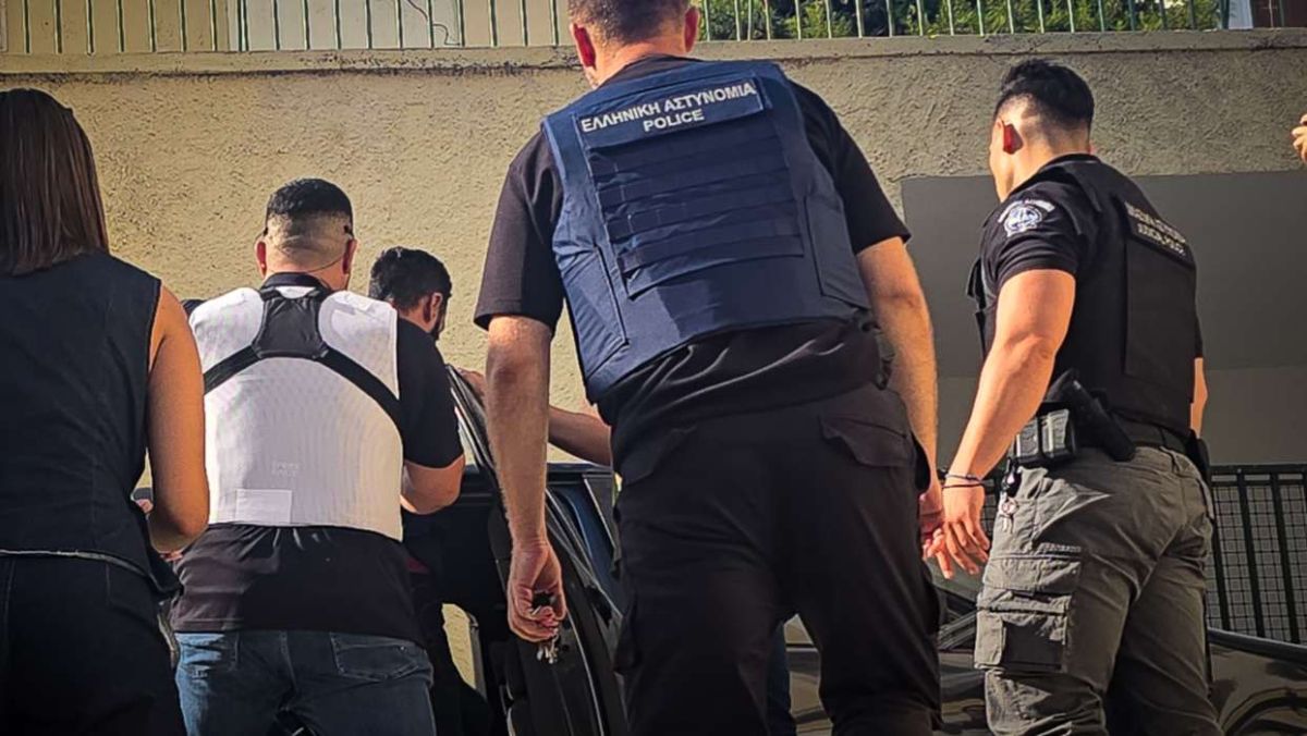 Δολοφονία 41χρονης στη Σύρο: Ολοκληρώθηκε η αναπαράσταση – Τα ερωτήματα για το κίνητρο