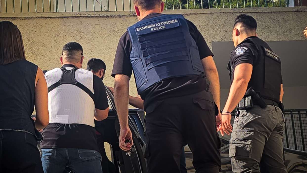 Δολοφονία 41χρονης στη Σύρο: Ολοκληρώθηκε η αναπαράσταση – Τα ερωτήματα για το κίνητρο
