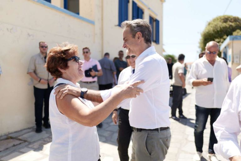 «Δωρεάν ηλεκτρικά αυτοκίνητα για όλους!» Το σχέδιο-έκπληξη Μητσοτάκη από το Αγαθονήσι