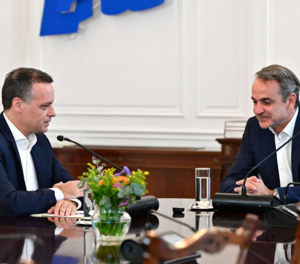 Μητσοτάκης – Δούκας: Μήνυμα συνεργασίας ΝΔ και ΠΑΣΟΚ για την Αθήνα ενόψει της ελληνικής προεδρίας στην ΕΕ