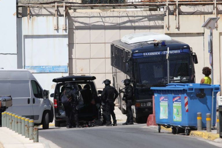 Εξέγερση στον Κορυδαλλό: Ταμπουρωμένος ο Τούρκος μαφιόζος με 30 κρατούμενους – Έτοιμα για έφοδο τα ΜΑΤ