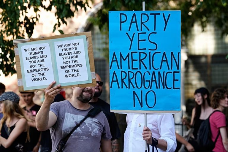 Χάος στη Βενετία για τον Αμερικανό πρέσβη: Διαδηλωτές περικύκλωσαν το υπερπολυτελές γιοτ του