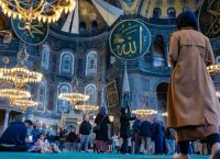 Αγία Σοφία: Η σύλληψη Ρώσων τουριστών επαναφέρει τη σύγκρουση γύρω από το συμβολικό μνημείο της Τουρκίας