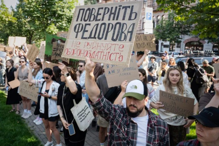 Ουκρανία: Σπάνιες διαδηλώσεις κατά του Ζελένσκι μετά την αποπομπή κορυφαίου υπουργού