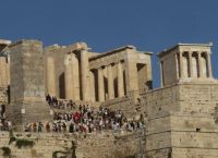 Liberation για την Ακρόπολη: «Αρμέγουν τους τουρίστες – Το μνημείο μετατρέπεται σε εμπόρευμα»