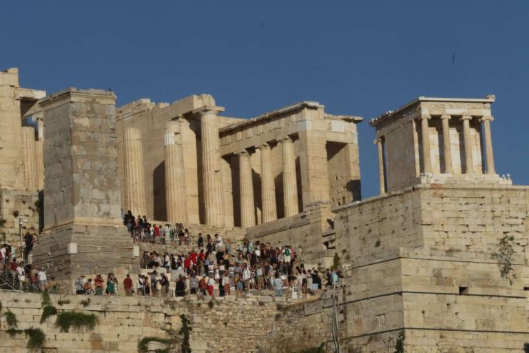 Liberation για την Ακρόπολη: «Αρμέγουν τους τουρίστες – Το μνημείο μετατρέπεται σε εμπόρευμα»
