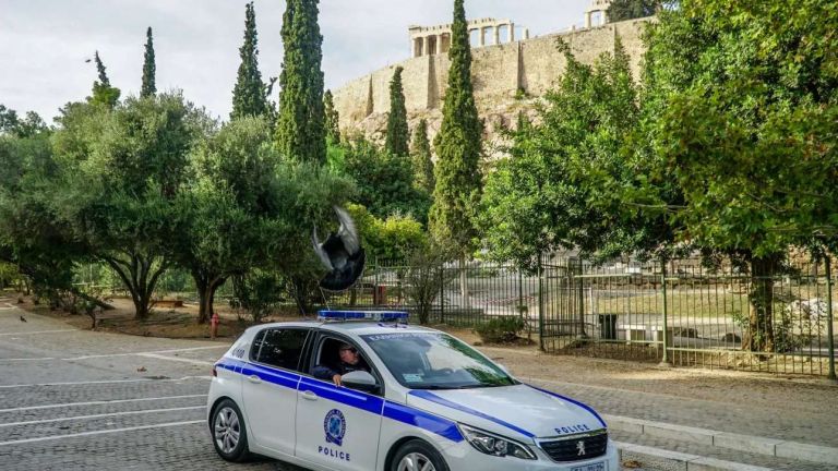 Ακρόπολη: Άνδρας τραυμάτισε με μαχαίρι δύο τουρίστες
