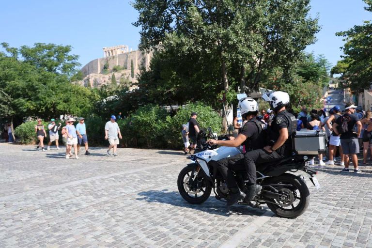 Ακρόπολη: «Πήγε να σφάξει τη γυναίκα, ακούσαμε φωνές»: Άστεγος δηλώνει ο δράστης –Το “βαρύ” παρελθόν του