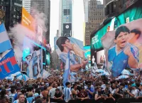 Μουντιάλ 2026: Η Times Square «βάφτηκε» στα γαλανόλευκα της Αργεντινής πριν από τον μεγάλο τελικό