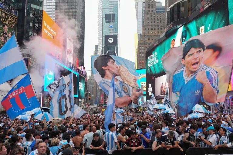 Μουντιάλ 2026: Η Times Square «βάφτηκε» στα γαλανόλευκα της Αργεντινής πριν από τον μεγάλο τελικό