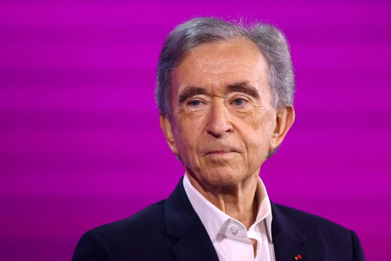 Η σύγκρουση που ταρακούνησε τη Γαλλία: Ο παρασκηνιακός «πόλεμος» του Μπερνάρ Αρνό με τη Le Monde