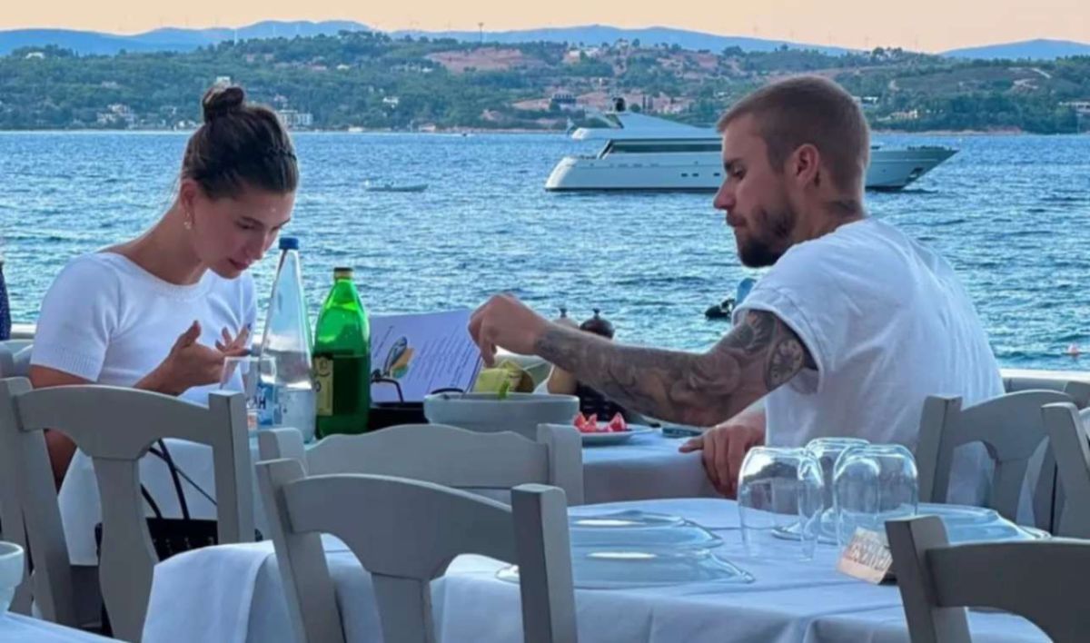 Τζάστιν και Χέιλι Μπίμπερ στις Σπέτσες – Βόλτα στα σοκάκια και ρομαντικό δείπνο δίπλα στη θάλασσα [vid]