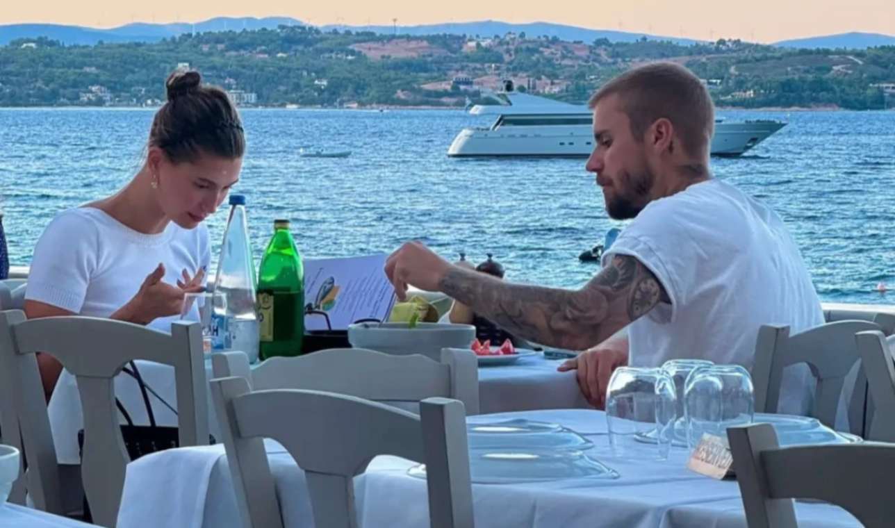 Τζάστιν και Χέιλι Μπίμπερ στις Σπέτσες – Βόλτα στα σοκάκια και ρομαντικό δείπνο δίπλα στη θάλασσα [vid]