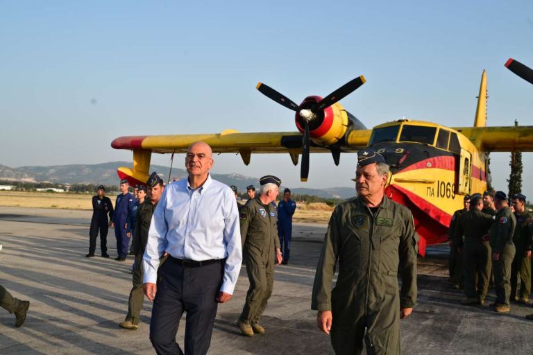 «Δεν φυλάνε μόνο σύνορα, σώζουν ζωές»: Το νέο πρόσωπο των Ενόπλων Δυνάμεων μέσα από το μήνυμα Δένδια