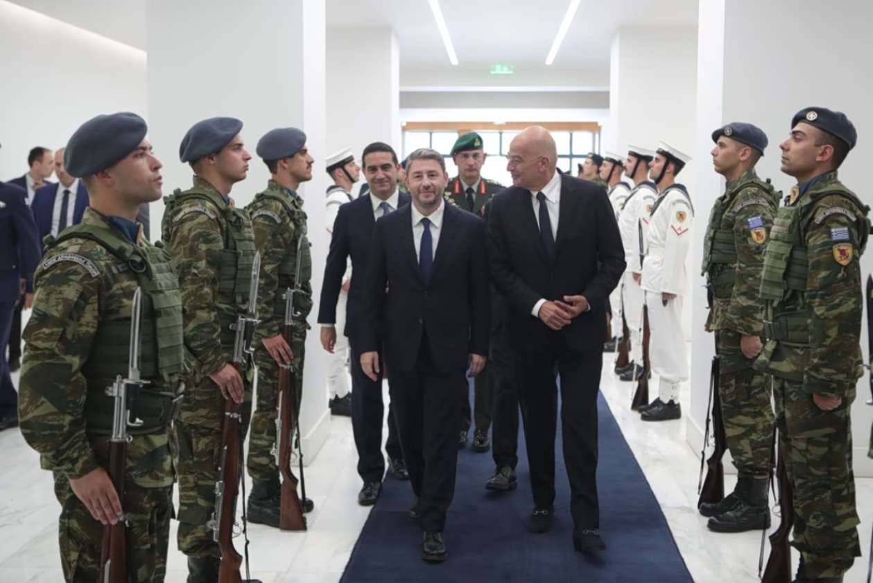 Παρέμβαση Ανδρουλάκη στα εθνικά: Διπλό μήνυμα σε κυβέρνηση και αντιπολίτευση μέσω Δένδια – Γεραπετρίτη
