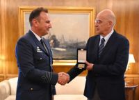 Συνάντηση Δένδια με τον πιλότο του F-16 που κατάφερε να προσγειωθεί χωρίς σύστημα στη Ζάκυνθο