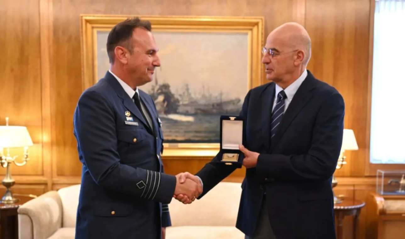 Συνάντηση Δένδια με τον πιλότο του F-16 που κατάφερε να προσγειωθεί χωρίς σύστημα στη Ζάκυνθο
