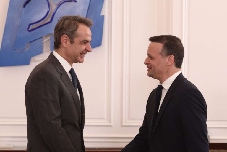 Το τετ α τετ που κρύβει πολιτικά μηνύματα: Μητσοτάκης και Δούκας στο Μαξίμου