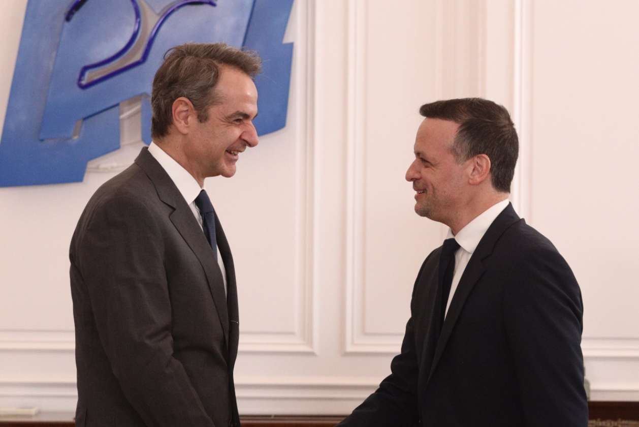 Το τετ α τετ που κρύβει πολιτικά μηνύματα: Μητσοτάκης και Δούκας στο Μαξίμου