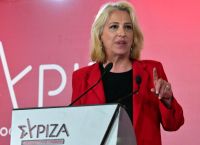 Δούρου σε γραμμή αντεπίθεσης: Ενότητα στον ΣΥΡΙΖΑ, μήνυμα επιβίωσης και αιχμές για προσωπικές στρατηγικές