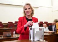 ΣΥΡΙΖΑ: Εξελέγη πρόεδρος της ΚΟ η Ρένα Δούρου – «Δεν περισσεύει κανείς αλλά πρέπει να πάμε συλλογικά»