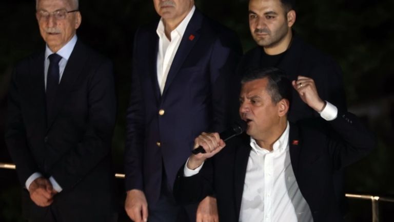 Τουρκία: Ο Οζγκιούρ Οζέλ ίδρυσε νέο κόμμα και εξελέγη πρόεδρος – Η νέα δύναμη της αντιπολίτευσης