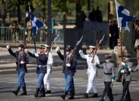 Ελληνικό άγημα παρέλασε στην Αψίδα του Θριάμβου στο Παρίσι, όπως το 1919 [pics]