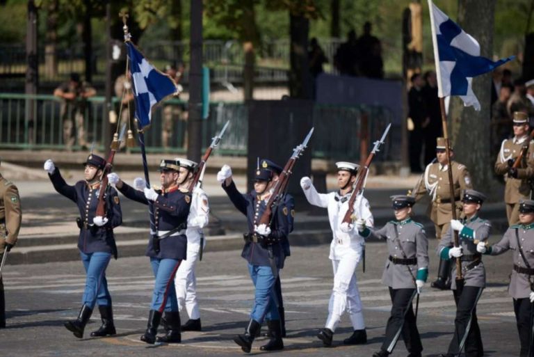 Ελληνικό άγημα παρέλασε στην Αψίδα του Θριάμβου στο Παρίσι, όπως το 1919 [pics]