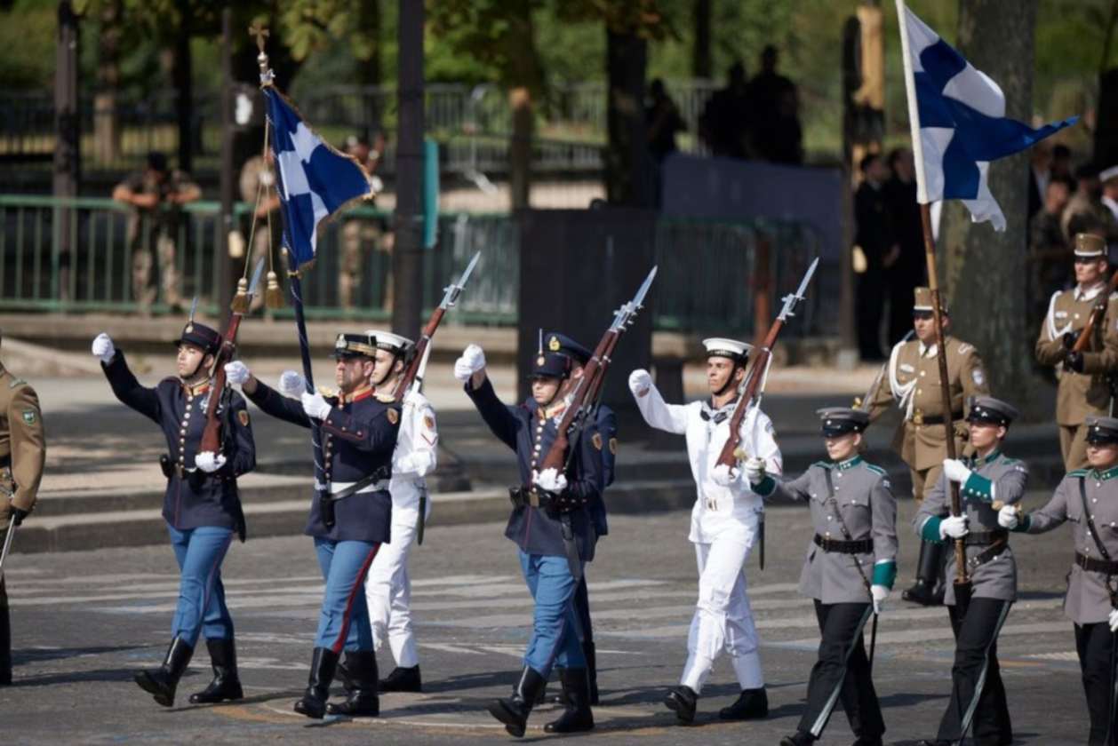Ελληνικό άγημα παρέλασε στην Αψίδα του Θριάμβου στο Παρίσι, όπως το 1919 [pics]