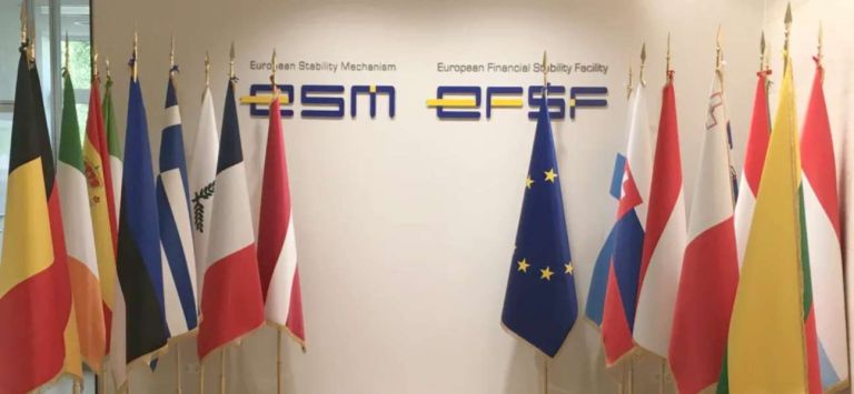 ESM: «Καμπανάκι» για την Ευρωζώνη – Πόλεμος και πιθανό σοκ στις αγορές απειλούν ανάπτυξη και δημόσιο χρέος