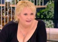 Καίτη Φίνου: Η στιγμή που εμφανίστηκε με κομπινεζόν στη σκηνή – «Περίμενα να γελάσουν» [vid]