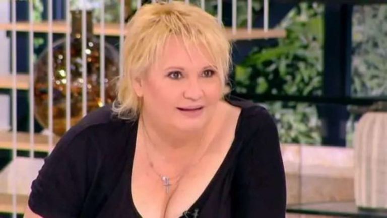 Καίτη Φίνου: Η στιγμή που εμφανίστηκε με κομπινεζόν στη σκηνή – «Περίμενα να γελάσουν» [vid]