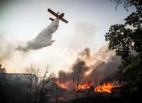 Ωραιόκαστρο: Χωρίς ενεργό μέτωπο η φωτιά – Εικόνες καταστροφής και απόγνωσης [vid]