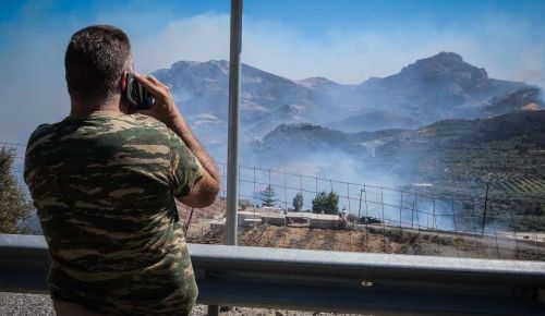 Πύρινη κόλαση στο Ρέθυμνο: Στάχτη το 80% του φοινικόδασους της Πρέβελης – Οι φλόγες μπήκαν σε αυλές