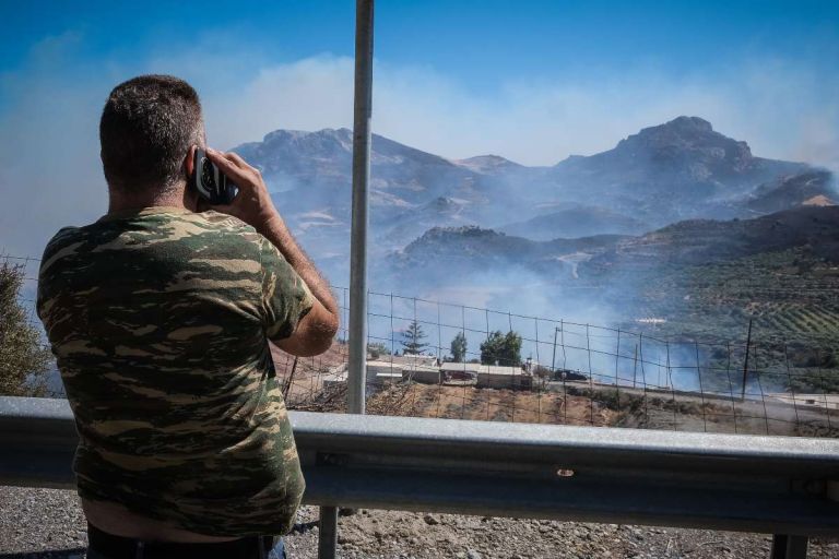 Πύρινη κόλαση στο Ρέθυμνο: Στάχτη το 80% του φοινικόδασους της Πρέβελης – Οι φλόγες μπήκαν σε αυλές