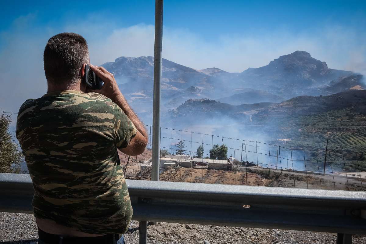 Πύρινη κόλαση στο Ρέθυμνο: Στάχτη το 80% του φοινικόδασους της Πρέβελης – Οι φλόγες μπήκαν σε αυλές