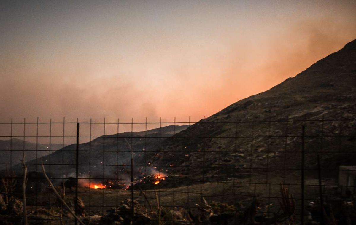 Μαίνεται η μεγάλη φωτιά στο Ρέθυμνο – Ξεπέρασε τα 15 χλμ., καθηλωμένα τα εναέρια λόγω θυελλωδών ανέμων
