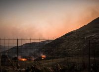 Μαίνεται η μεγάλη φωτιά στο Ρέθυμνο – Ξεπέρασε τα 15 χλμ., καθηλωμένα τα εναέρια λόγω θυελλωδών ανέμων